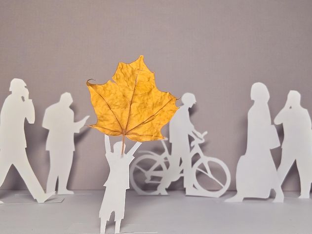 papercut people and yellow maple leaf - image gratuit #330351 