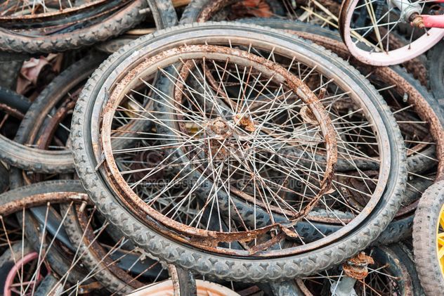 Old bicycle wheels - image #330381 gratis