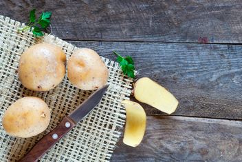 Fresh potatoes on wooden table - Kostenloses image #330681