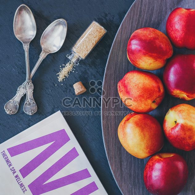 Food styling: peach, sugar, magazine - image #330701 gratis