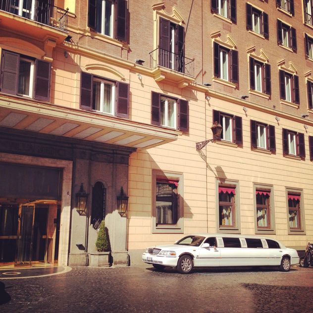 White limousine Lincoln car near building - image gratuit #331031 