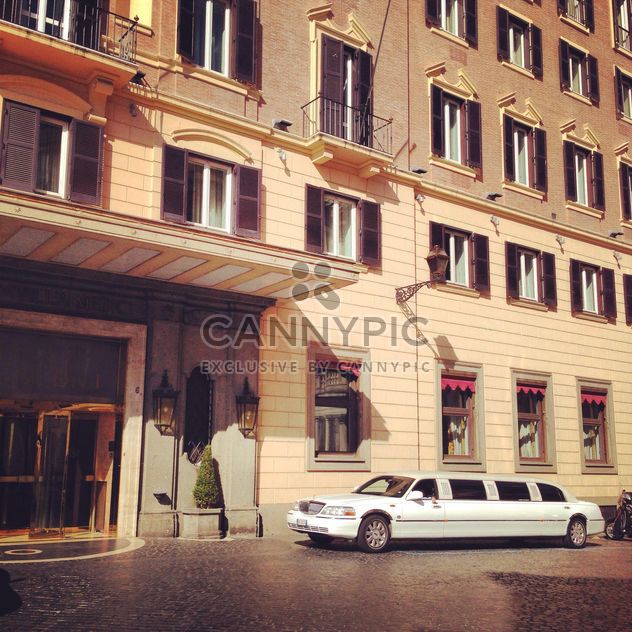 White limousine Lincoln car near building - image gratuit #331031 