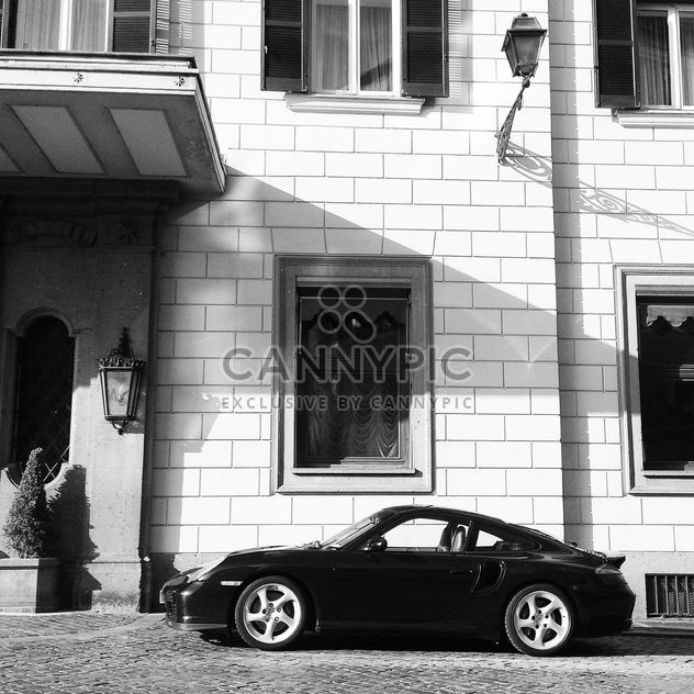 Porsche car near house - image #331291 gratis