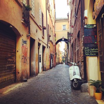 Narrow street in Rome, Italy - бесплатный image #331781