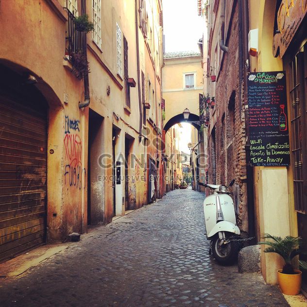 Narrow street in Rome, Italy - Kostenloses image #331781