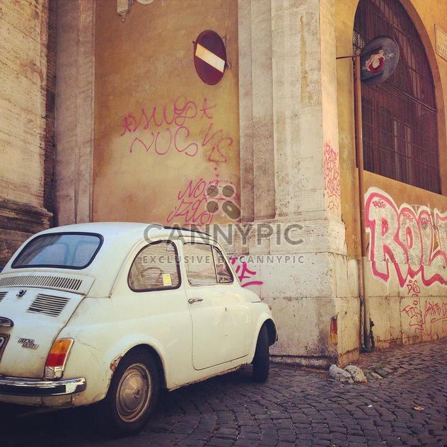 White Fiat 500 parked near building - image gratuit #331901 