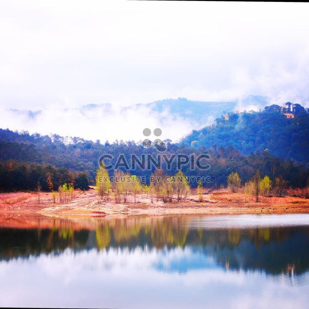 Autumn landscape with lake in mountains - image #332161 gratis