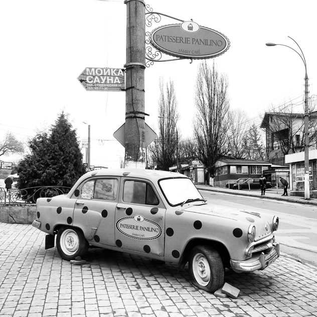 Old Moskvich car in street - image #332171 gratis