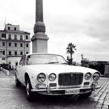 Old Jaguar in street - image #332301 gratis