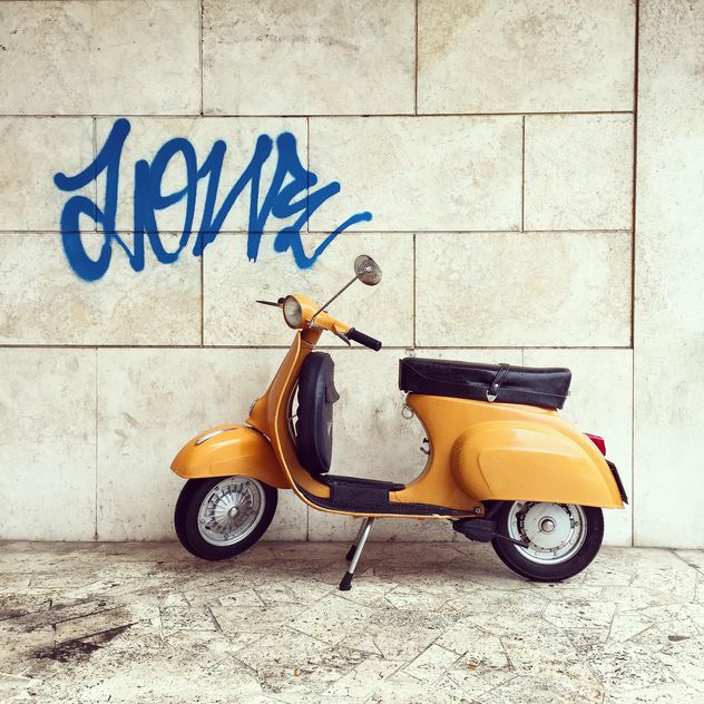 Retro Vespa scooter - image gratuit #332361 