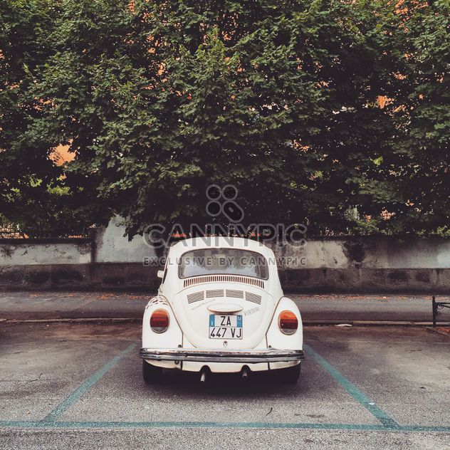 Old white car on parking - image gratuit #332371 