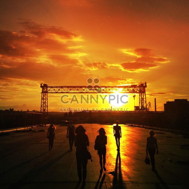 People in street at sunset - image gratuit #332881 