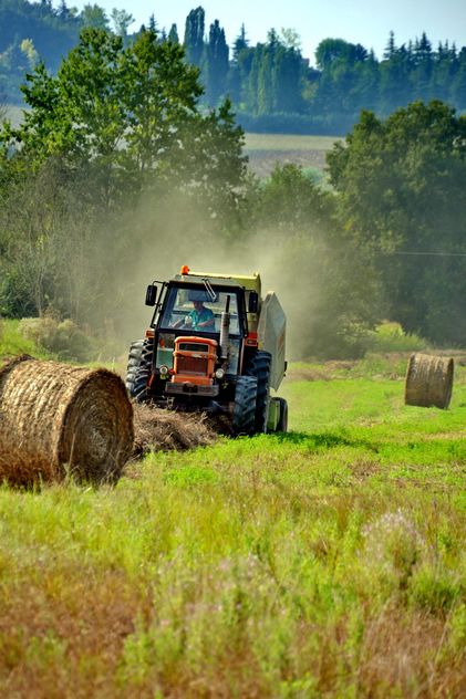 Tractor at work on a field - image gratuit #333751 