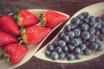 Strawberries and blueberries - image gratuit #334291 