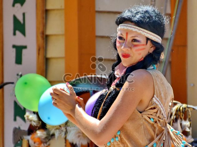 Dancer in a costume of Indian of America - бесплатный image #334681