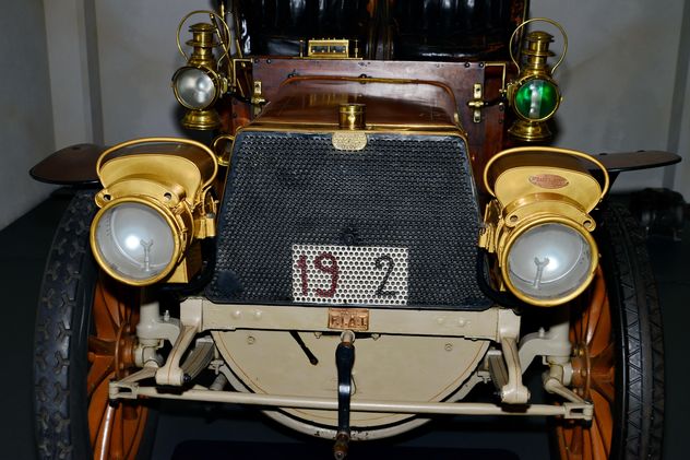 vintage cars in museum - image gratuit #334841 