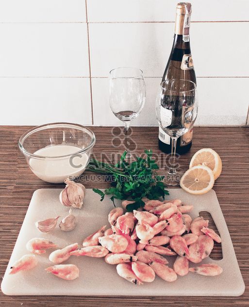 Romantic dinner with vine and shrimps - image #335211 gratis