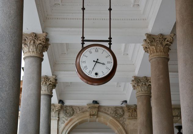 Clock in colonnade - image gratuit #335281 