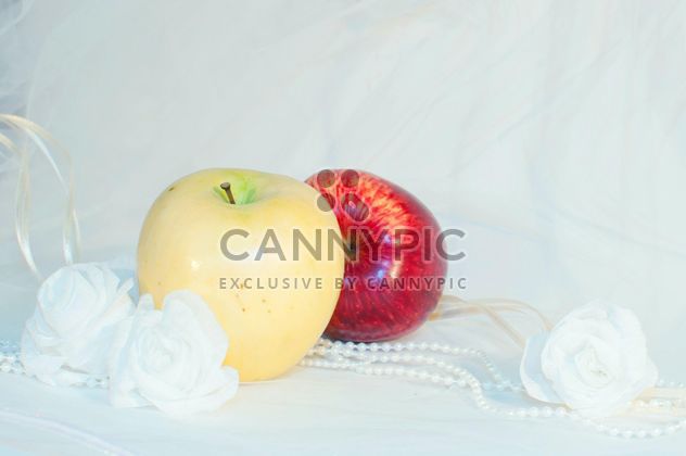 Apples, white roses and beads - image #337831 gratis