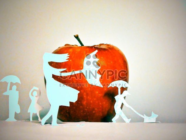 Apple and people made of paper - image gratuit #337871 