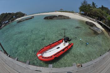 Red dinghy near the beach on Nangyuan lsland in thailand - бесплатный image #344051