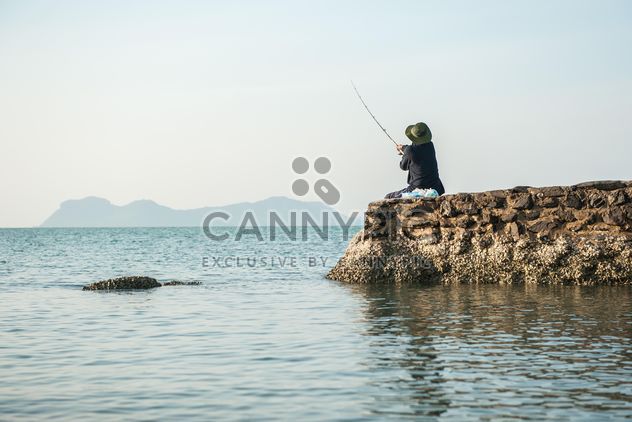 Fisherman on sea pier - Kostenloses image #344101