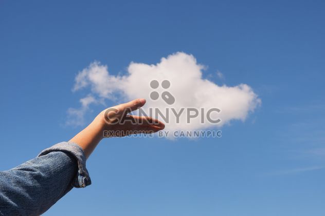 Woman hand with blue sky and white cloud - Kostenloses image #344221
