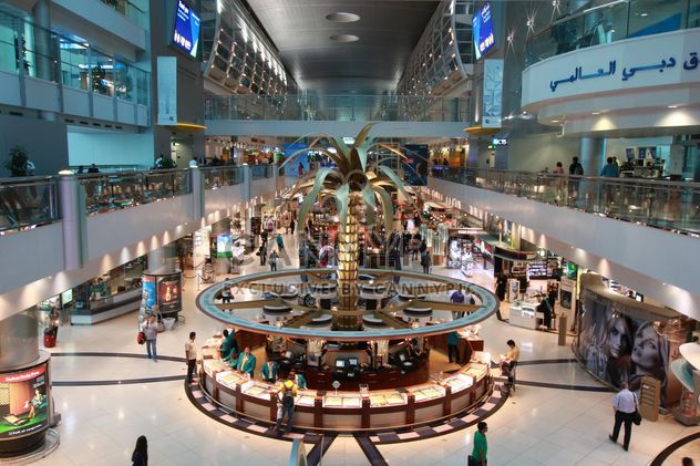 Interior of Dubai International Airport - image #344531 gratis