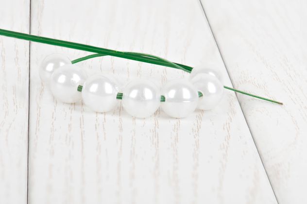 Pearl beads on green herb - image gratuit #344611 