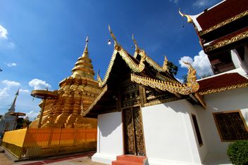 Thai temple under blue sky - бесплатный image #345091