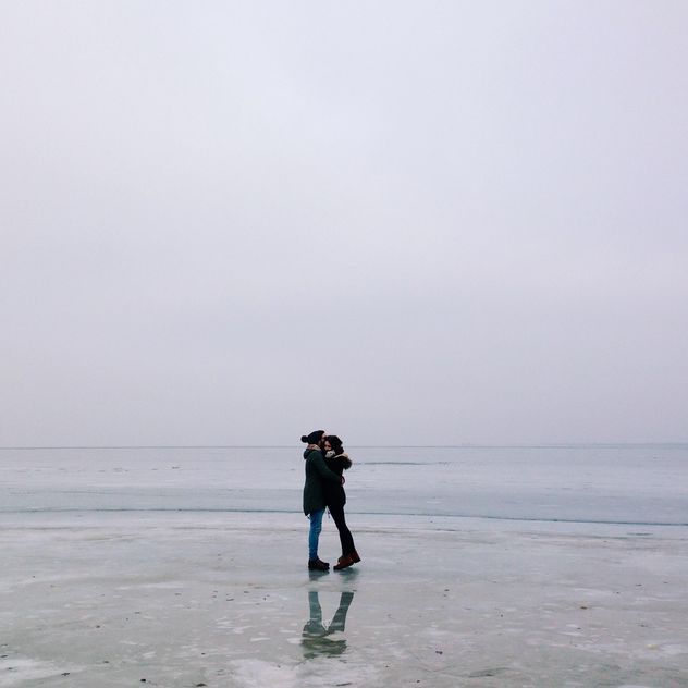 Happy couple hugging on frozen lake - Kostenloses image #347171