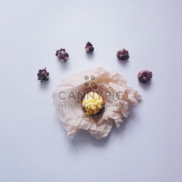 Small cupcake and dry rose buds on white background - Kostenloses image #347741