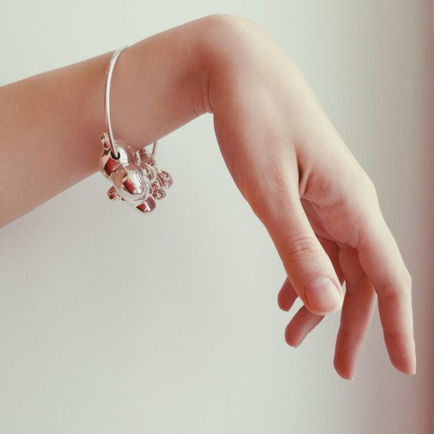 Female hand with silver bracelet - бесплатный image #347751