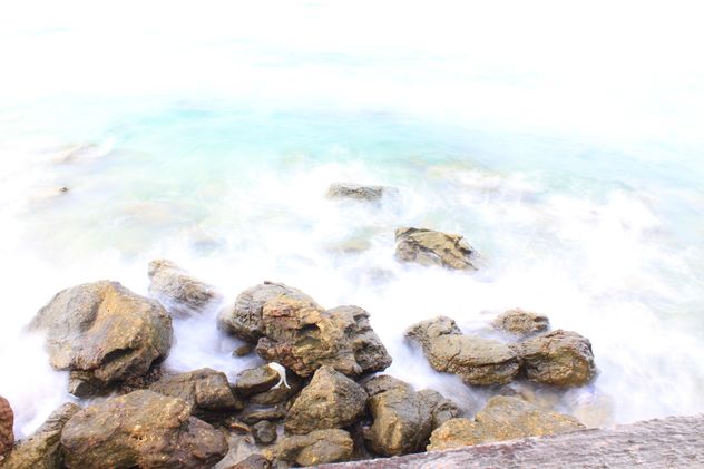 Stones in water on shore of ocean - image #347781 gratis