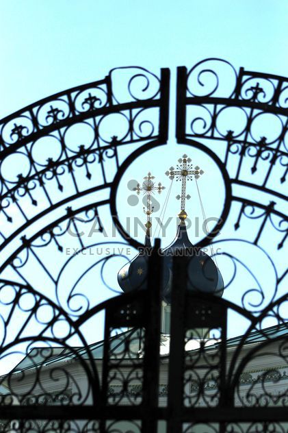 Cross of church through gates, Chelyabinsk - бесплатный image #347941