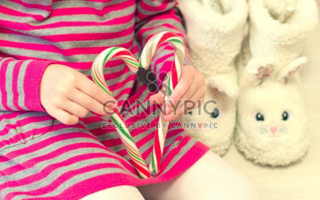 Christmas candies in child's hands - image gratuit #347971 
