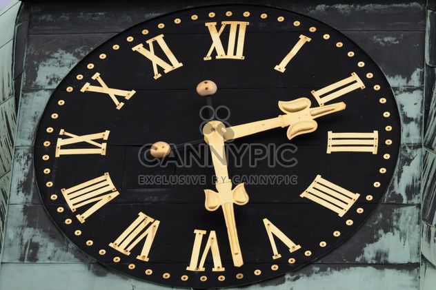 Clsoeup of big clock on building - бесплатный image #348611