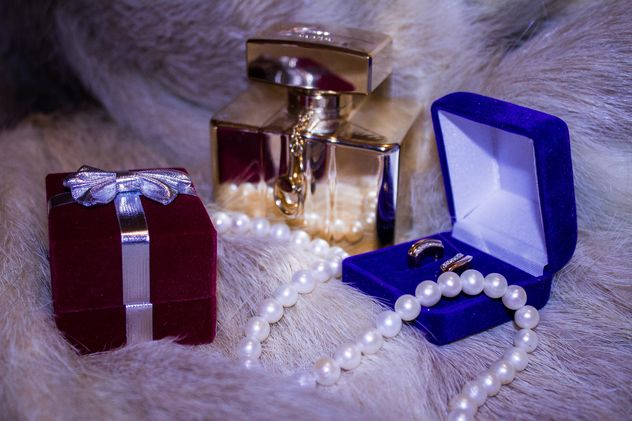 Perfume, pearl beads and earrings on fur - бесплатный image #348951