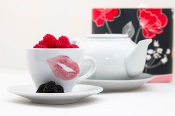 Candies in white cup with trace of lips - image gratuit #350301 