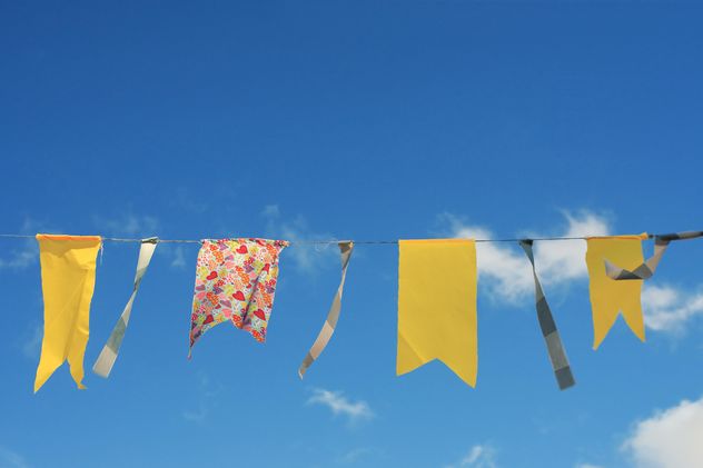 Yellow flags hanging on rope - бесплатный image #359151