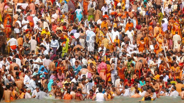 Bathing in Ganga river - бесплатный image #359161