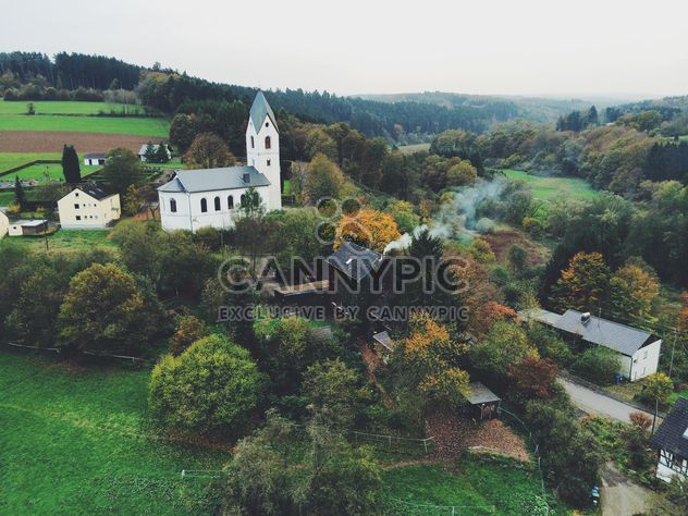 View of houses and trees in autumn - image #394801 gratis
