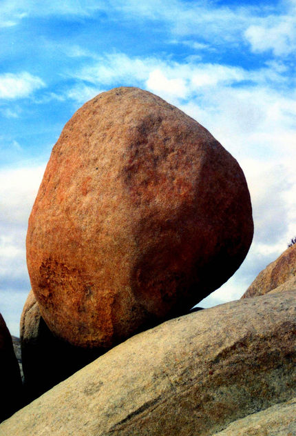 Perfect Balance Boulder, California Desert - Kostenloses image #426531