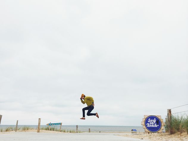 man jump at beach near sea - image gratuit #439211 