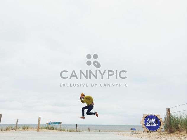 man jump at beach near sea - image gratuit #439211 