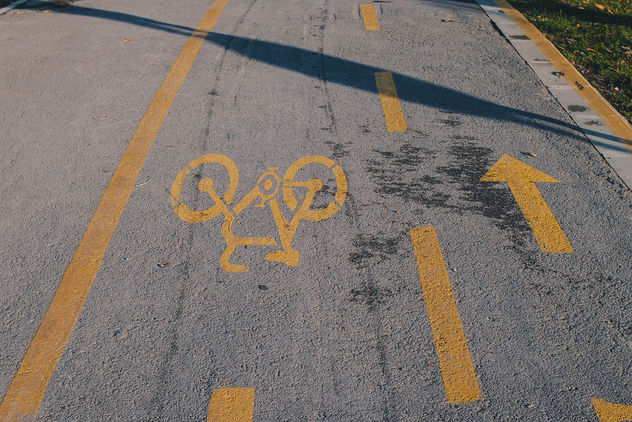 Fahrradweg mit Fahrrad-Symbol auf dem Asphalt - бесплатный image #450251