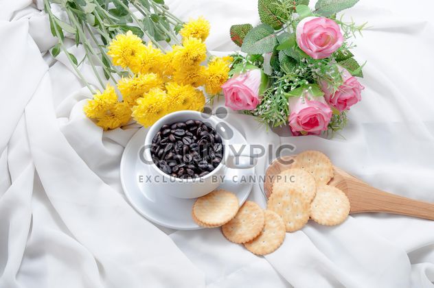 Flowers, cookies and cup of coffee beans - image gratuit #452421 