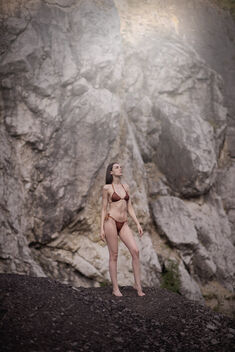 Young model in bikini posing near rocks outdoors. - бесплатный image #473791