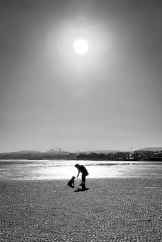 Sandymount Beach, Dublin, Ireland - Black and white street photography - image #481371 gratis