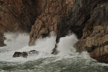 Against the rocks/Sea - image #485991 gratis